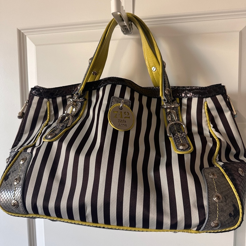 💥💥 HP💥💥 EUC Rare Henri Bendel Large Striped Canvas Tote with Snakeskin
